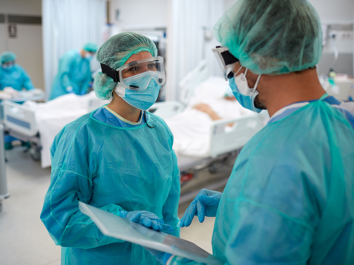 Enfermeros conversan en la planta UCI de un hospital