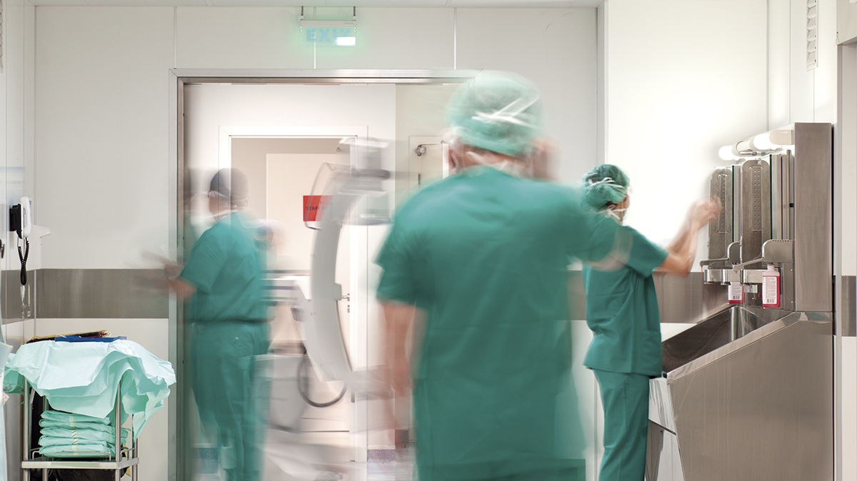 Enfermeras en quirófano.