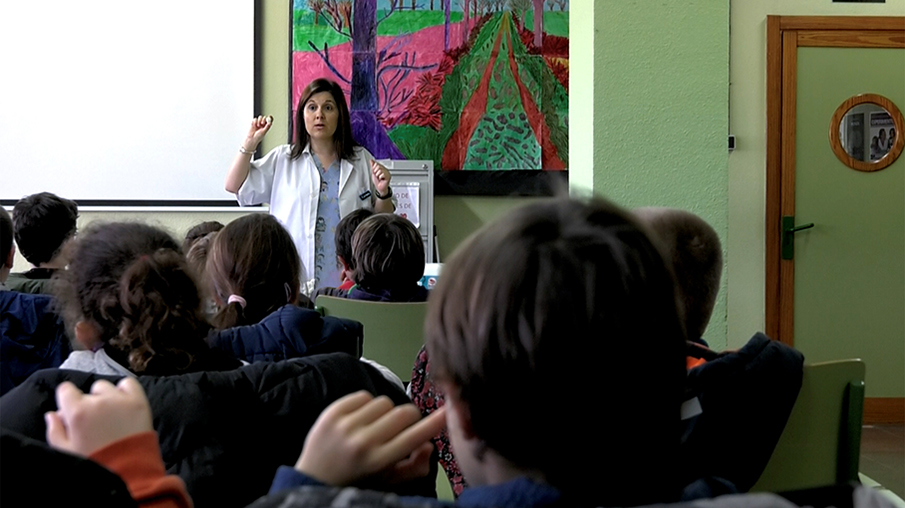 Enfermera en un aula de un colegio