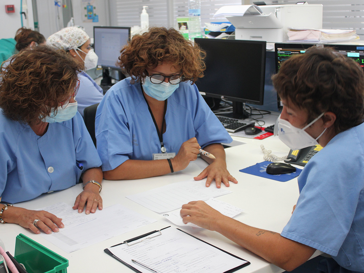 Grupo de enfermeras intercambian documentación